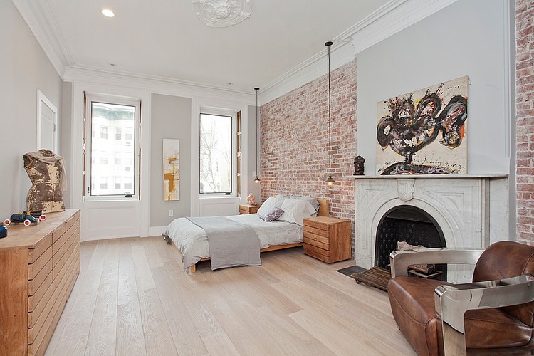 Żarówki na kablu,ściana z czerwonej cegły,nowoczesny obraz na stylowym kominkiem w sypialni