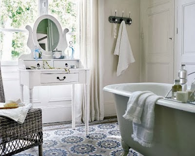 Szaro-niebieska  marokańska mozaika w łazience