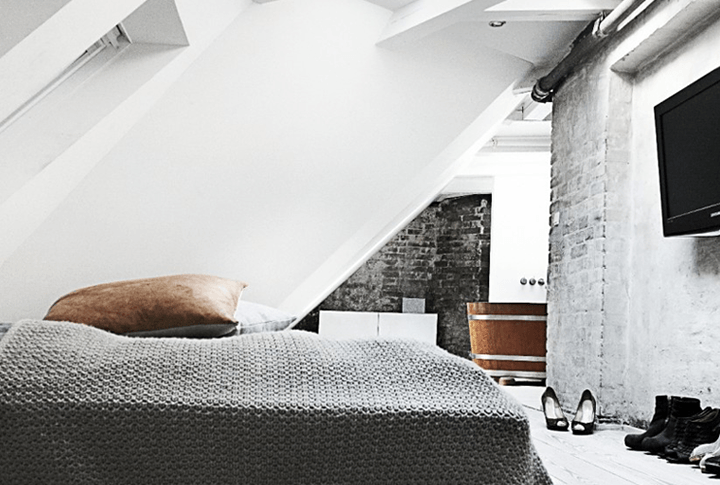 Urok surowej cegły w skandynawskiej sypialni