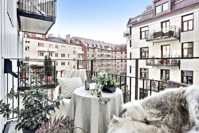 Zimowa aranżacja małego balkonu w stylu skandynawskim