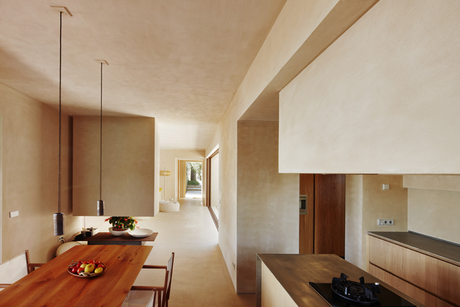 Otwarta przestrzeń minimalistycznej aranżacji letniego domu