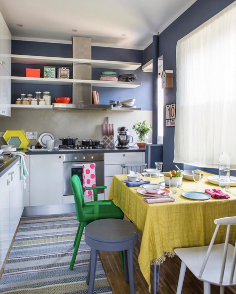 Kolorowe dekoracje w białej kuchni i niebieskimi ścianami