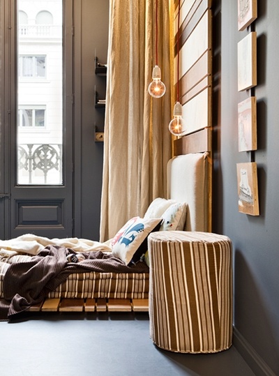Oryginalny pomysł na pokój dla nastolatka z użycierm desek . skrzynek drewnianych i farby tablicowej