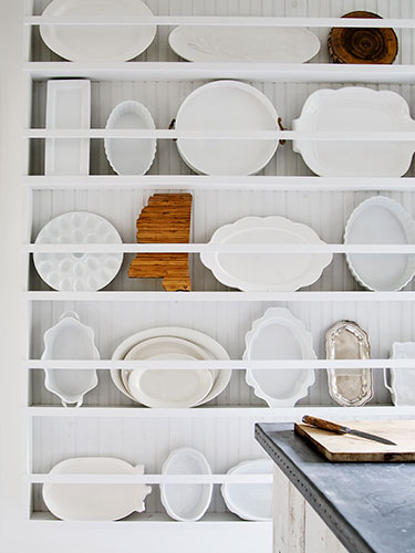 Jak eksponować białą porcelanę na  kuchennych półkach ?