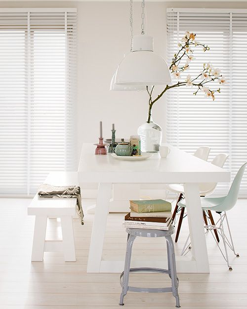 Biała ławka i nowoczesne krzesła w skandynawskiej jadalni