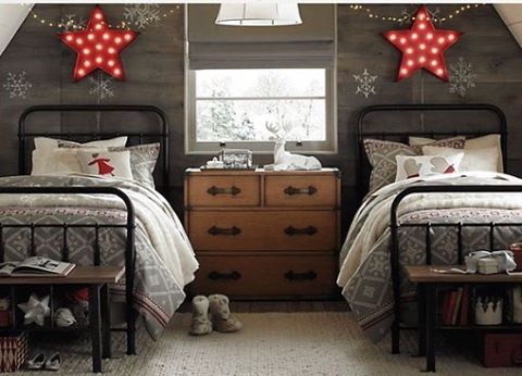 Czerwone lampki w formie gwiazdek w pokoju dziecięcym
