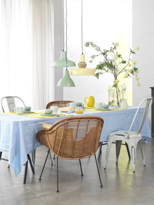 Dekoracja stołu w niebieskich, pastelowych kolorach