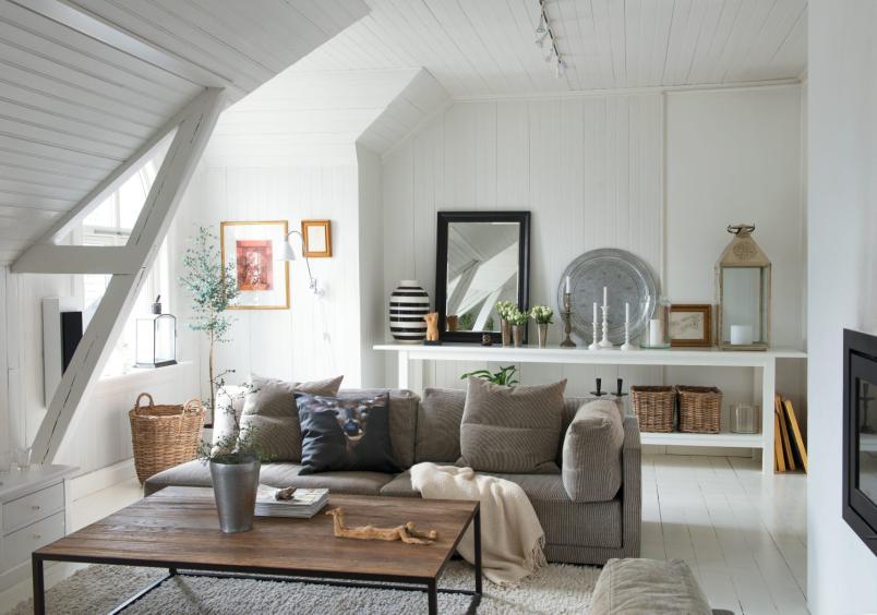 Skandynawski salon z dekoracjami z wikliny, drewna i metalu w stylu rustykalnym
