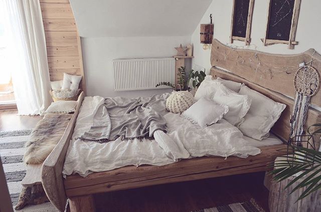 Łóżko z drewnianych desek w sypialni