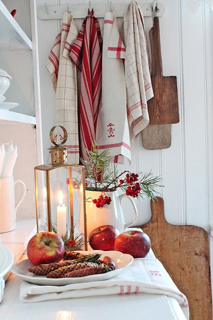 Biało-czerwone dekoracje w kuchni na Święta