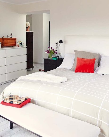 Jak ożywić białą sypialnię poduszkami w czerwonym i szarym kolorze ?