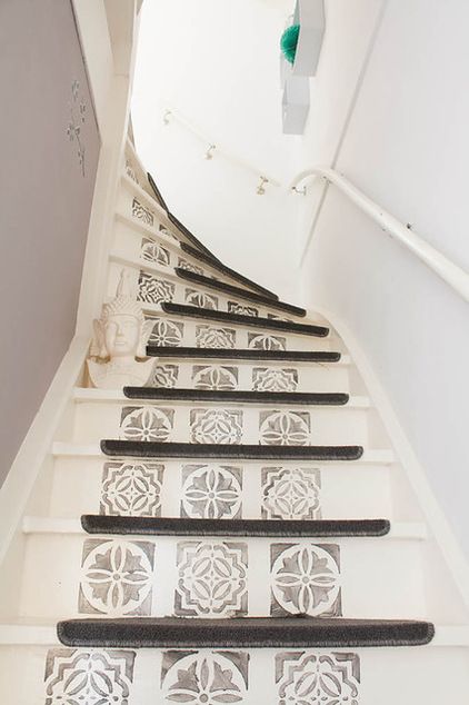 Marokańskie szaro-białe płytki cementowe na białych schodach
