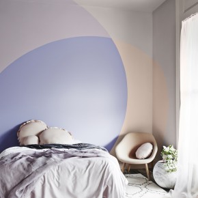 Pastelowe dwukolorowe ściany w sypialni