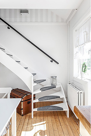 Białe schody ażurowe w dwupoziomowym mieszkaniu