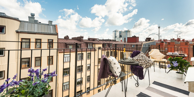 Balkon w bloku w skandynawskiej aranżacji