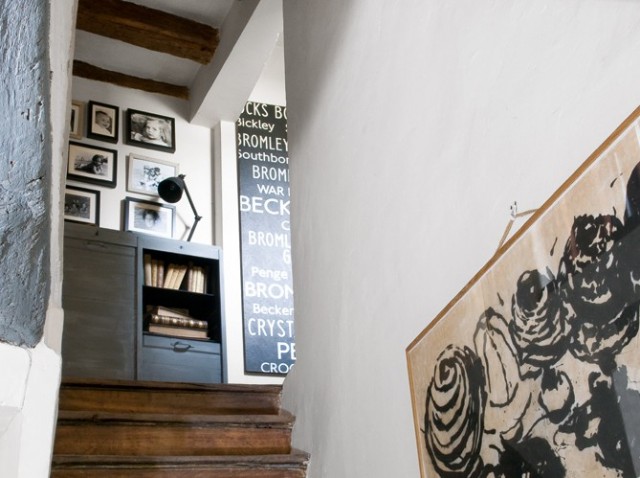 Metalowe meble, typografie i galeria zdjęć przy schodach