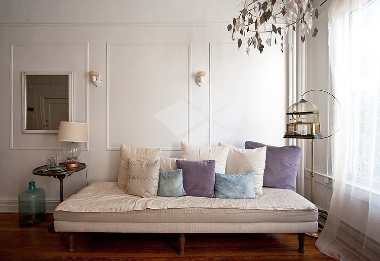 Turkusowe i fioletowe poduszki i dekoracje na kanapie w salonie