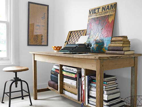 Drewniany prosty stół jako biurko w  domu