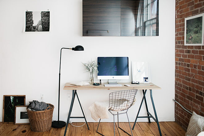 Proste biurko, ceglana ściana i drewno na podłodze