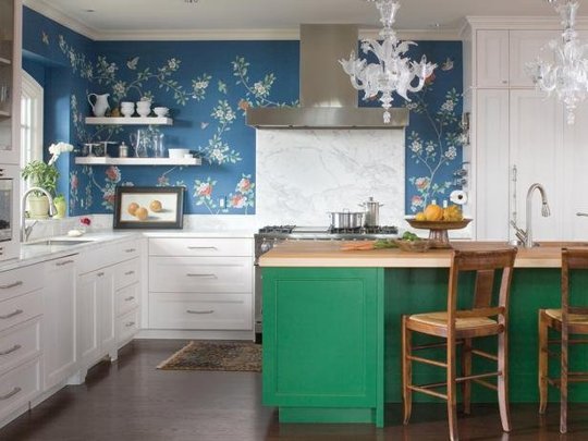Zielona wyspa kuchenna w białej kuchni z niebieska tapetą