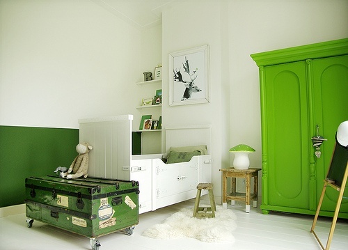 Biało-zielony pokój dla dziecka ze skrzynią z recyklingu