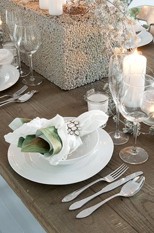 Biało-srebrna dekoracja stołu w jadalni