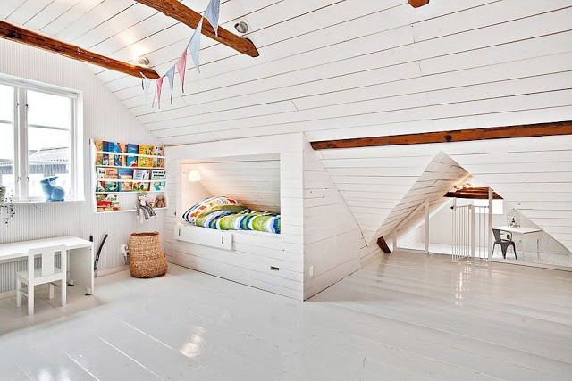 Pokój dziecięcy na poddaszu z łóżkiem we wnęce pod skośnym dachem z bialych desek