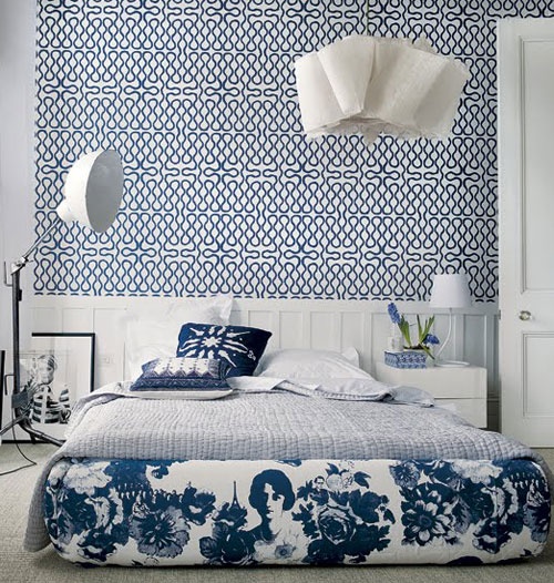 Błękitne i granatowe dekoracje w białej sypialni