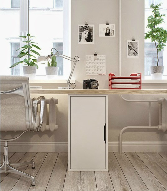 Długie biurko z drewnianym blatem i białą szafką pod oknem w salonie
