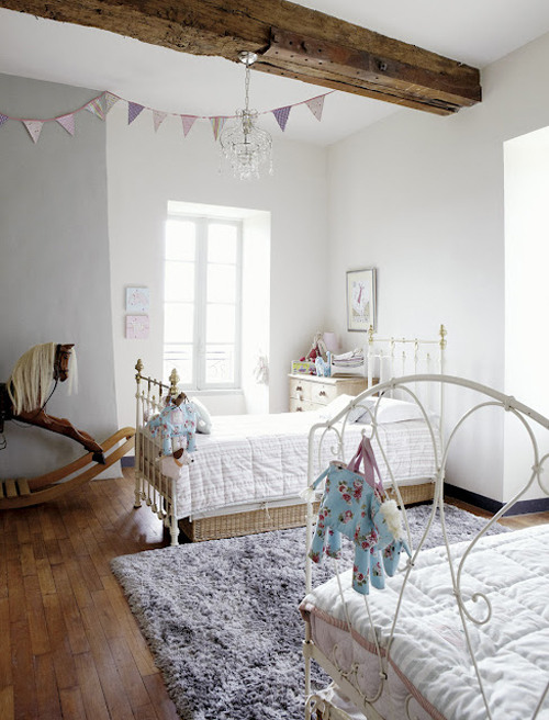 Wiejski pokój dla dzieci z kutymi łóżkami