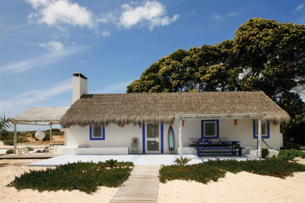 Biało-niebieski wakacyjny dom ze strzechą