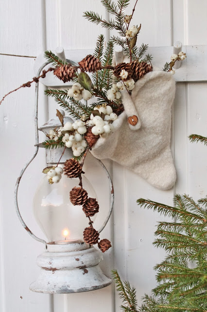 Biało-brązowa  świąteczna kompozycja z szyszkami