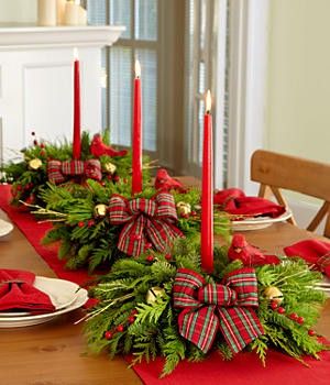 Kokardki na wiankach w czerwoną kratkę na  świątecznym stole