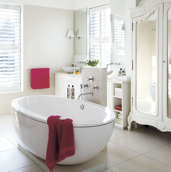 Shuttersy na oknach,stylowa biała szafa z lustrami w białym pokoju kąpielowym