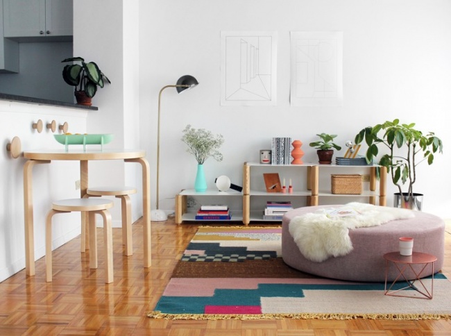 Kolorowy dywan na drewnianym parkiecie w salonie