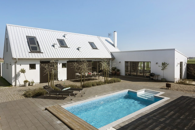 Letni biały domek szwedzki z basenem i drewnianym tarasem