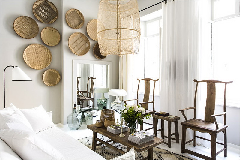 Drewniane i bambusowe dekory w skandynawskim małym salonie