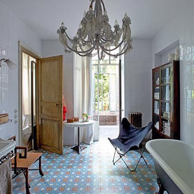 Niebiesko-brązowa  marokańska mozaika w salonie