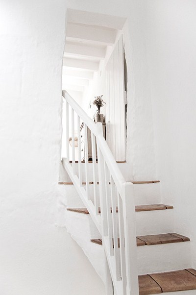 Białe schody z drewnianymi stopniami