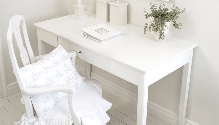 Biale biurko i dekoracje w sypialni
