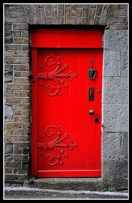 Czerwone drzwi ozdobne