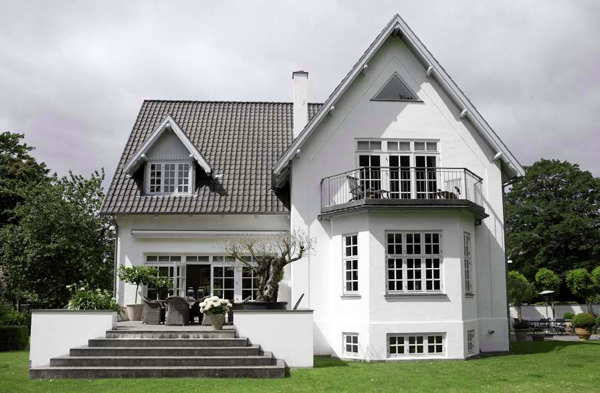 Piękny projekt małego białego domu z szarą dachówką