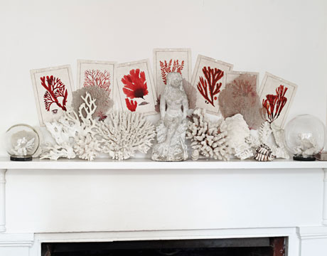 Dekoracje na kominku z białych i czerwonych koralowców