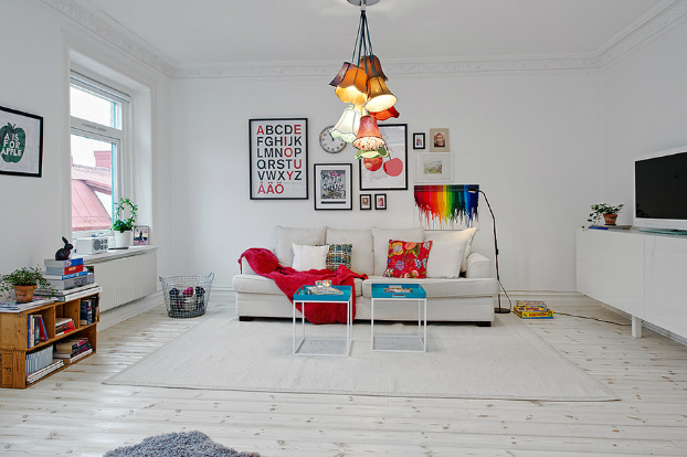 Jak urządzić biały salon z kolorowymi dodatkami w stylu skandynawskim  ?