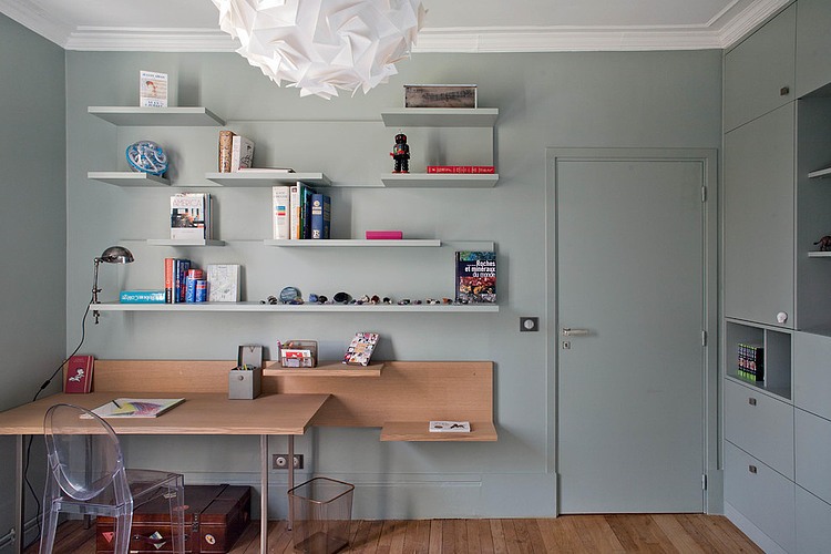 Pomysl na nowoczesne domowe biuro w szarym kolorze i z drewnianymi meblami w stylu nowoczesnym