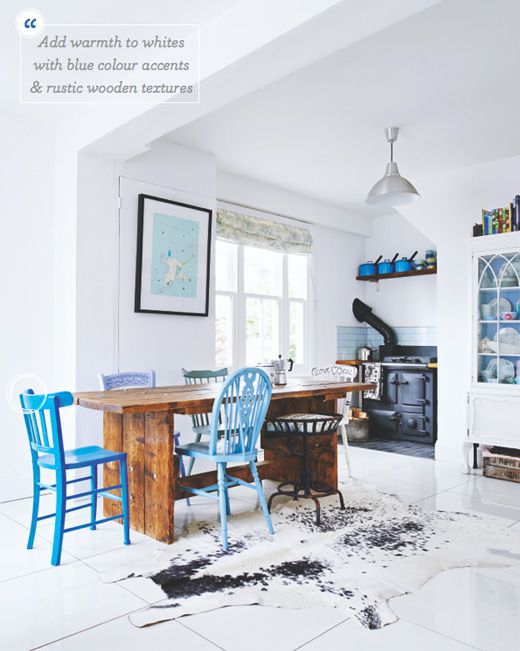 Niebieskie krzesła i dodatki w białej rustykalnej kuchni