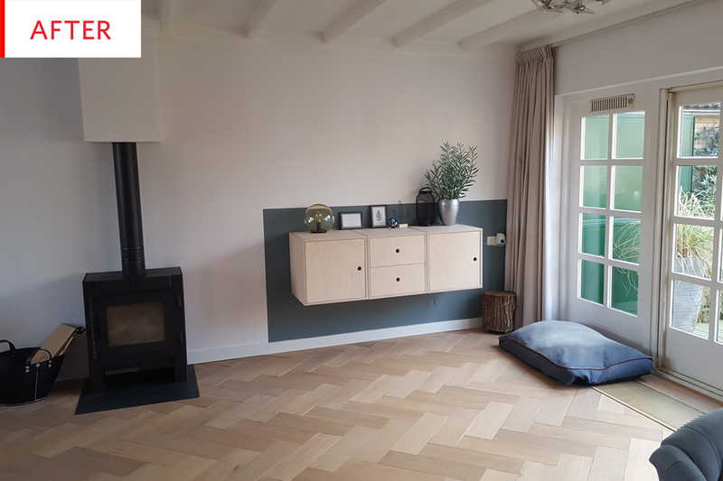 Minimalistyczna aranżacja salonu z drewnianą podłogą