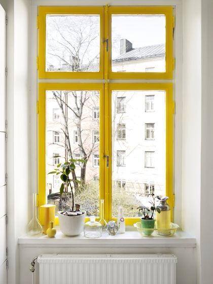 Okno pomalowane na żółto