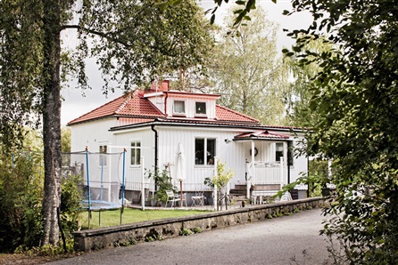 Biały domek z ogrodem Johanny na przedmieściach skandynawskiego miasta