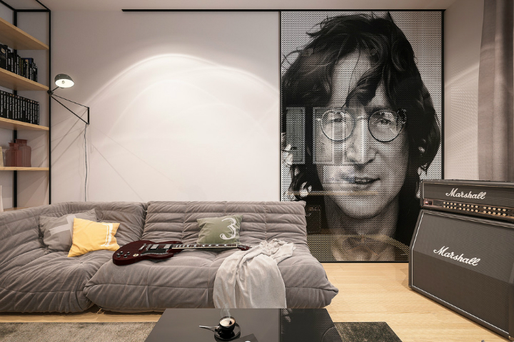 Portret Johny Lennona  na ścianie przesuwnej w  salonie melomana